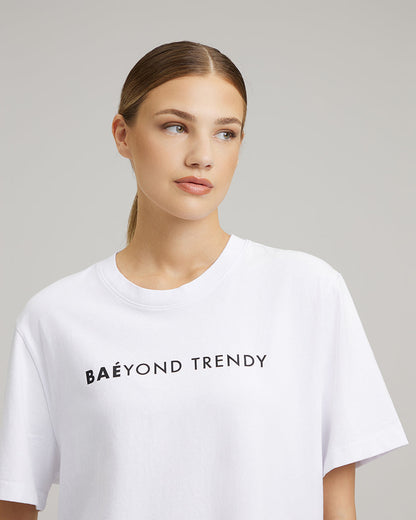 T-SHIRT DRESS WITH FEATHERS | BAÉyond trendy in white