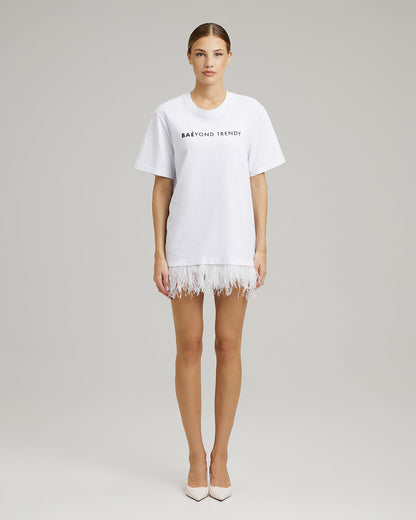 T-SHIRT DRESS WITH FEATHERS | BAÉyond trendy in white