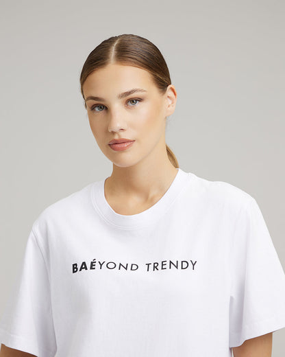 T-SHIRT DRESS WITH FEATHERS | BAÉyond trendy in white