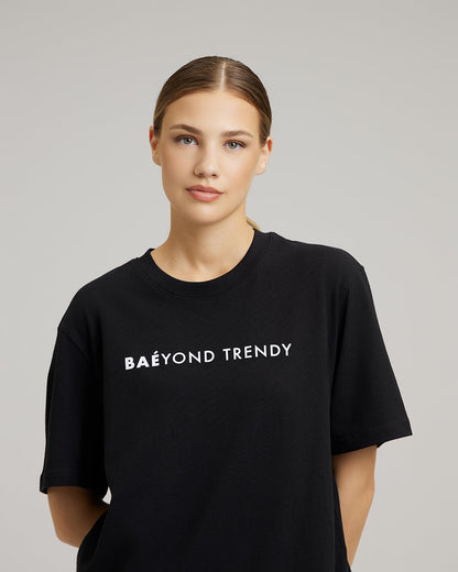 T-SHIRT DRESS WITH PINK FEATHERS | BAÉyond trendy in black